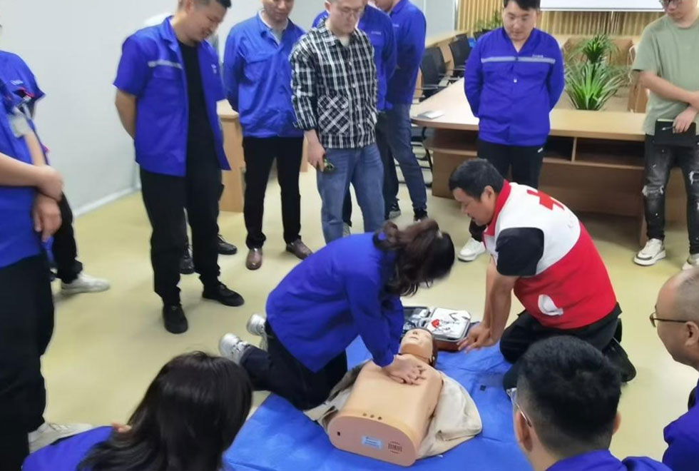La empresa organiza un entrenamiento de rescate de emergencia de la Cruz Roja